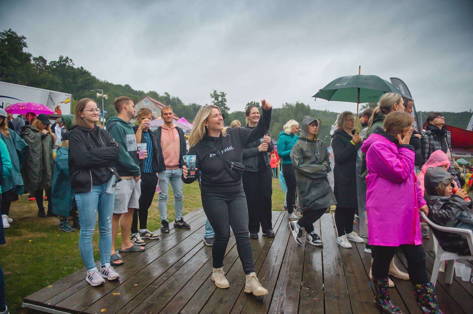 Na Vranově se zpívalo v dešti. Přehrady Fest přivítal Mig 21, UDG, Voxela, ATMO Music i Sofiana Medjmedj