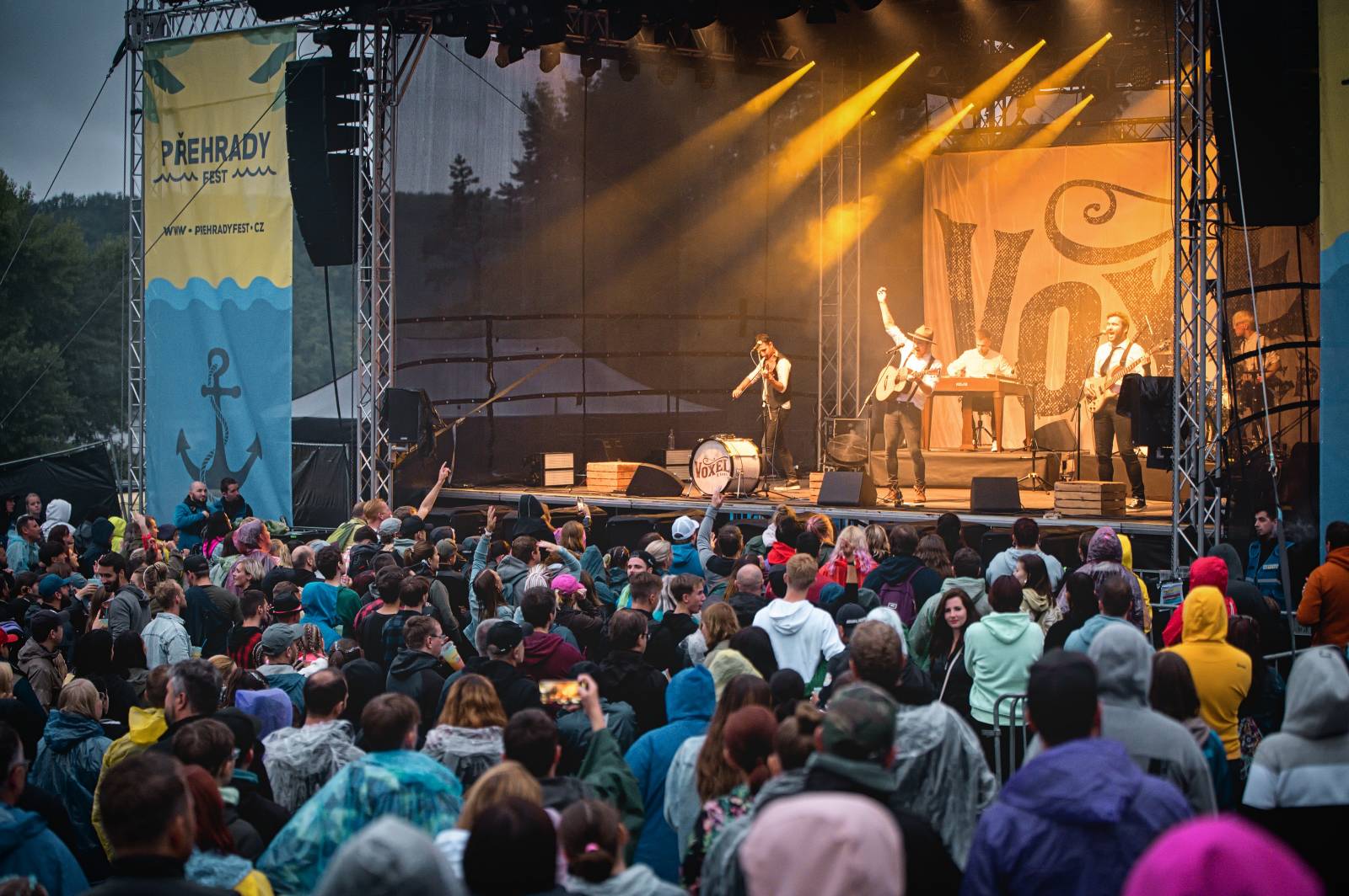 Na Vranově se zpívalo v dešti. Přehrady Fest přivítal Mig 21, UDG, Voxela, ATMO Music i Sofiana Medjmedj