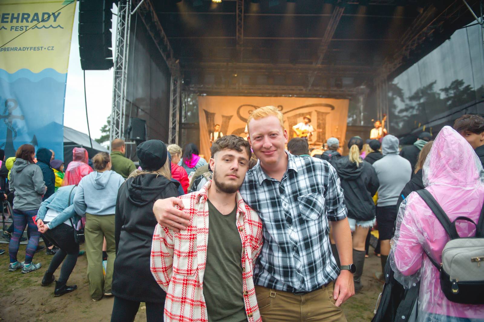 Na Vranově se zpívalo v dešti. Přehrady Fest přivítal Mig 21, UDG, Voxela, ATMO Music i Sofiana Medjmedj