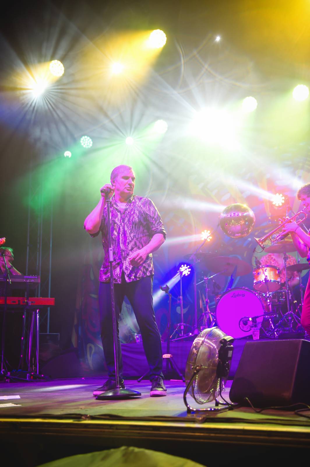 Na Vranově se zpívalo v dešti. Přehrady Fest přivítal Mig 21, UDG, Voxela, ATMO Music i Sofiana Medjmedj