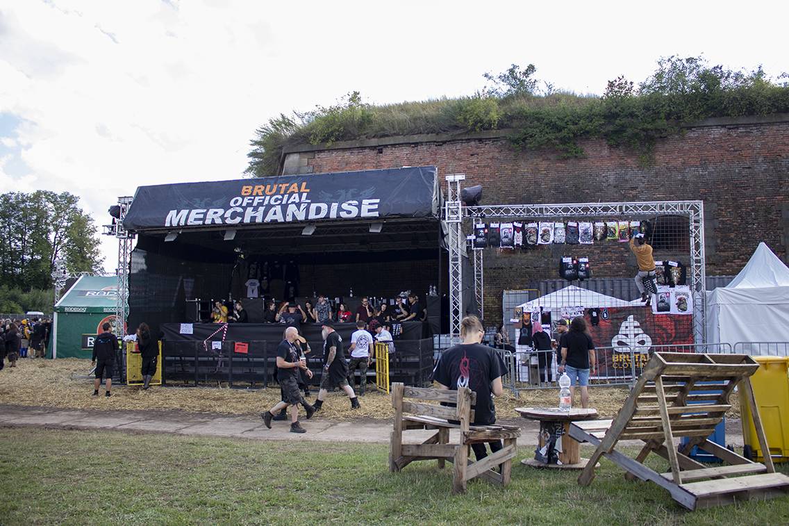 Brutal Assault startuje, metalisty zahřála party s Redzedem nebo Crippled Fingers