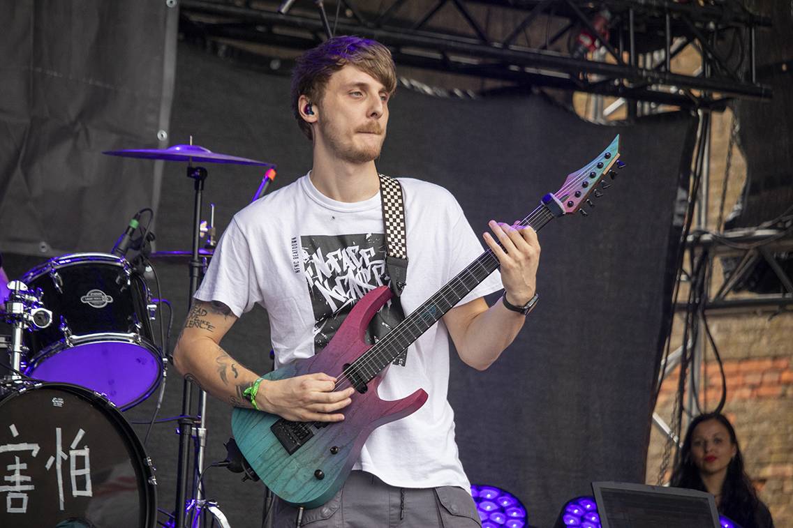 Brutal Assault startuje, metalisty zahřála party s Redzedem nebo Crippled Fingers