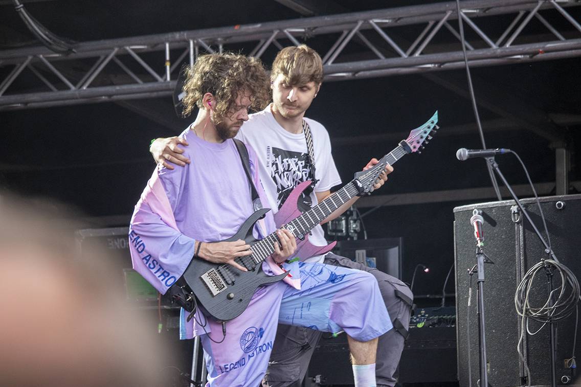 Brutal Assault startuje, metalisty zahřála party s Redzedem nebo Crippled Fingers