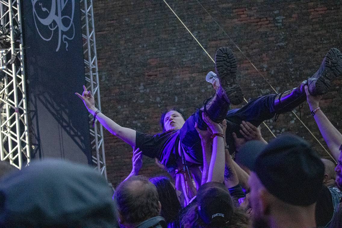 Brutal Assault startuje, metalisty zahřála party s Redzedem nebo Crippled Fingers