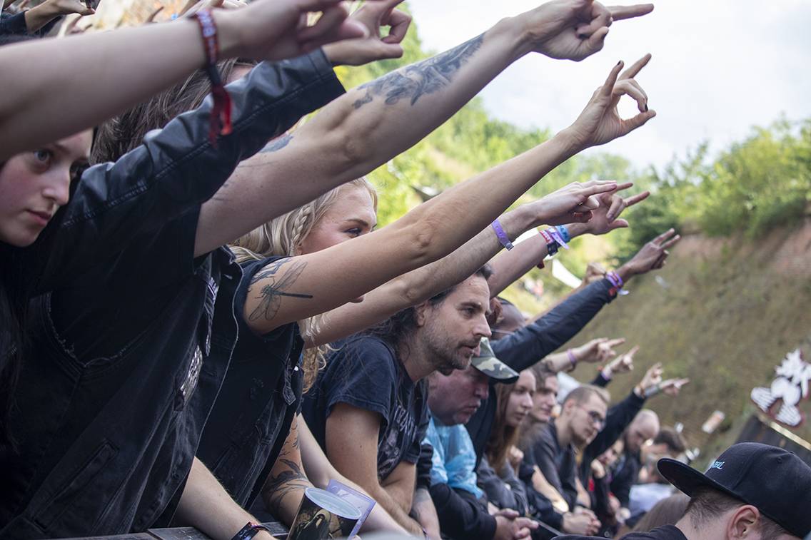 Pevností Josefov zase duní metal. První den Brutal Assault přivítal Beartooth, Heilung nebo Possessed