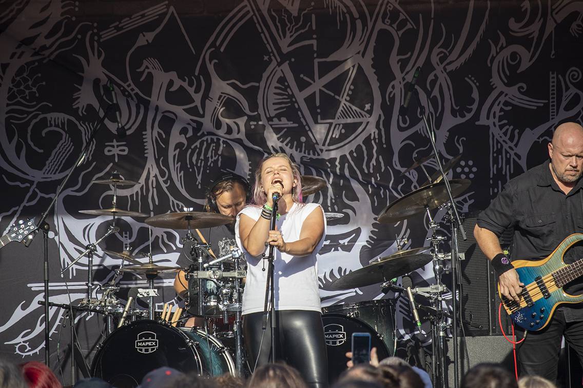 Pevností Josefov zase duní metal. První den Brutal Assault přivítal Beartooth, Heilung nebo Possessed