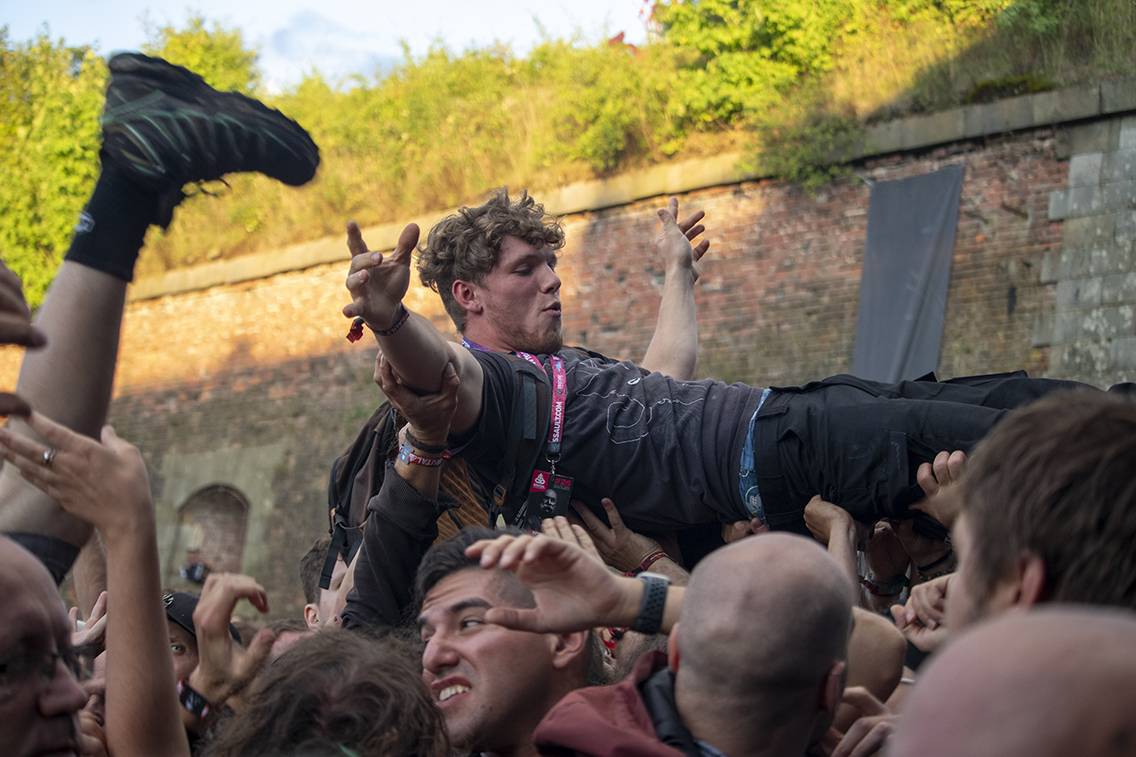 Pevností Josefov zase duní metal. První den Brutal Assault přivítal Beartooth, Heilung nebo Possessed