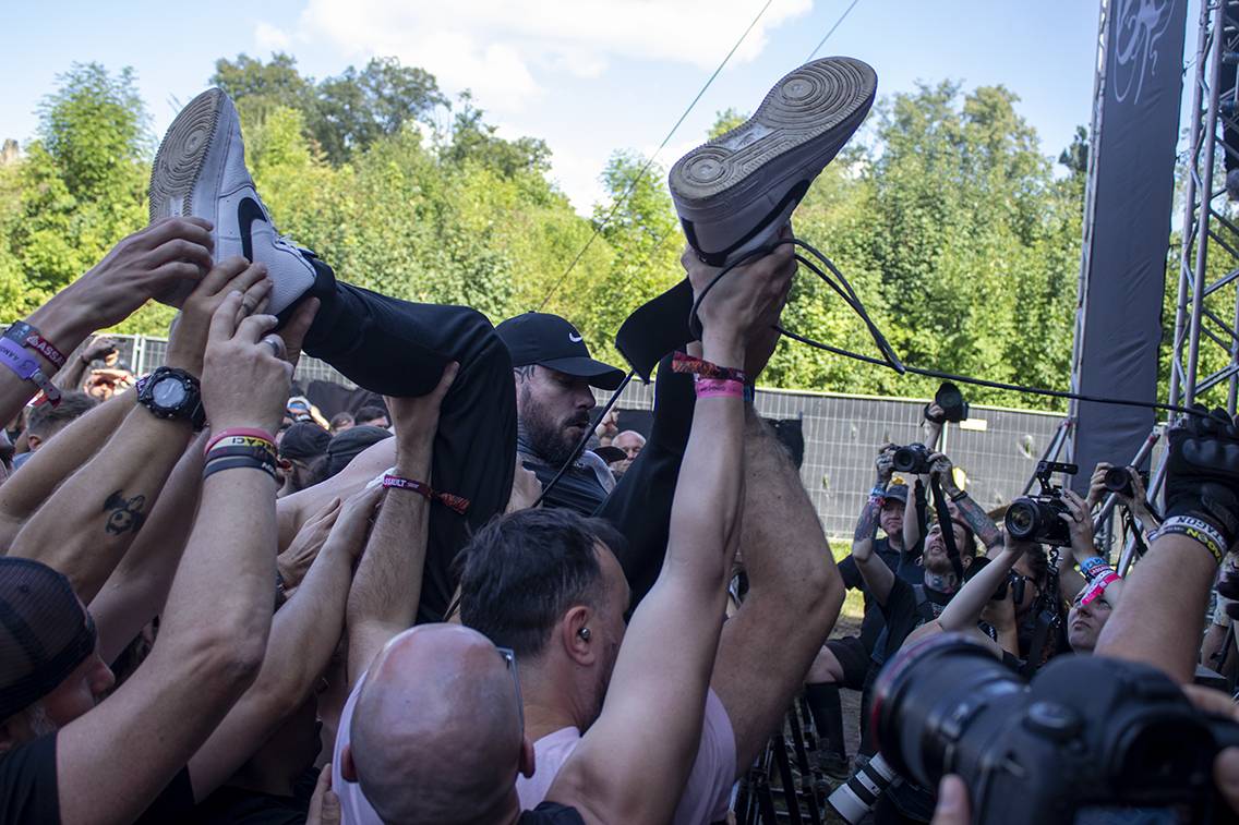 Hořící pochodeň v publiku i stage diving. Druhý den Brutal Assault rozvířili Get the Shot, In Flames nebo Sepultura