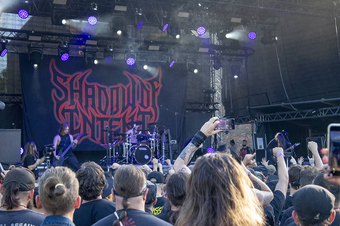 Hořící pochodeň v publiku i stage diving. Druhý den Brutal Assault rozvířili Get the Shot, In Flames nebo Sepultura