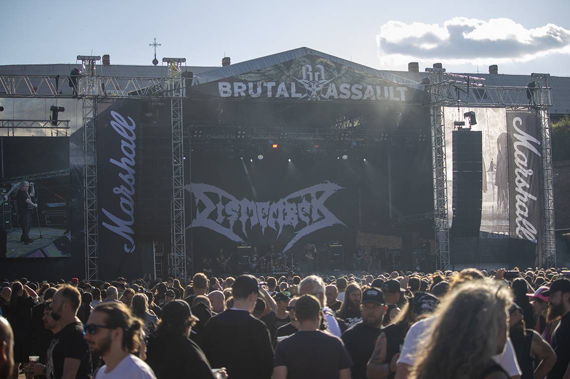 Hořící pochodeň v publiku i stage diving. Druhý den Brutal Assault rozvířili Get the Shot, In Flames nebo Sepultura