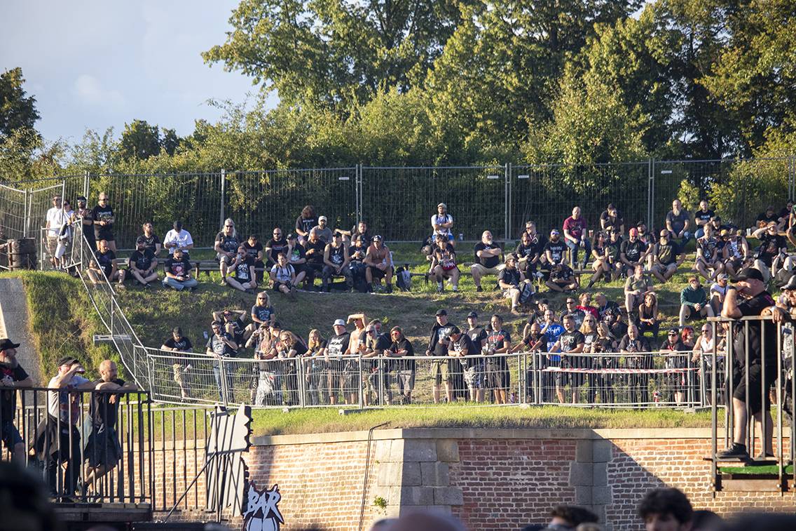 Hořící pochodeň v publiku i stage diving. Druhý den Brutal Assault rozvířili Get the Shot, In Flames nebo Sepultura