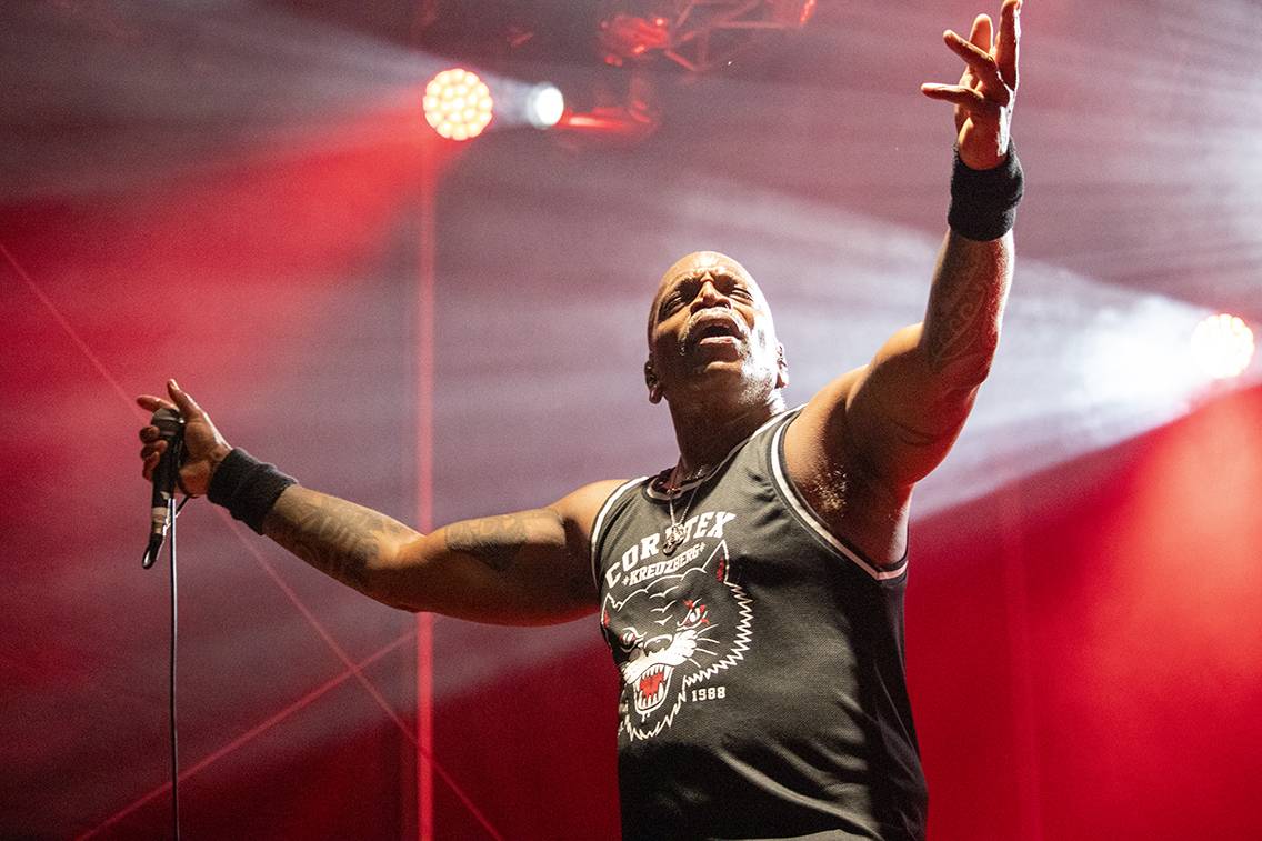 Hořící pochodeň v publiku i stage diving. Druhý den Brutal Assault rozvířili Get the Shot, In Flames nebo Sepultura