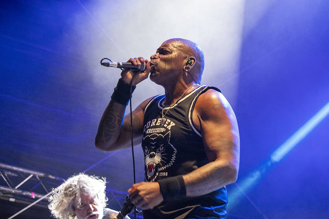 Hořící pochodeň v publiku i stage diving. Druhý den Brutal Assault rozvířili Get the Shot, In Flames nebo Sepultura