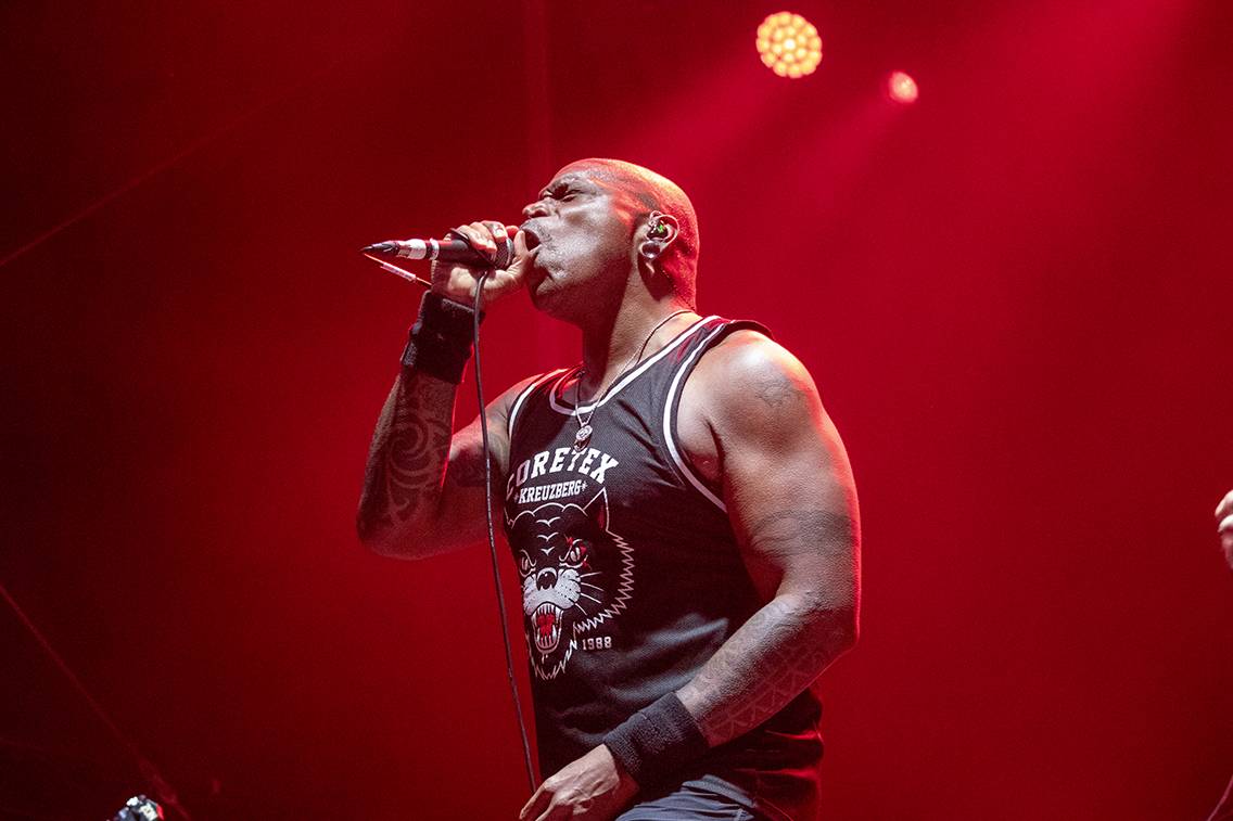 Hořící pochodeň v publiku i stage diving. Druhý den Brutal Assault rozvířili Get the Shot, In Flames nebo Sepultura