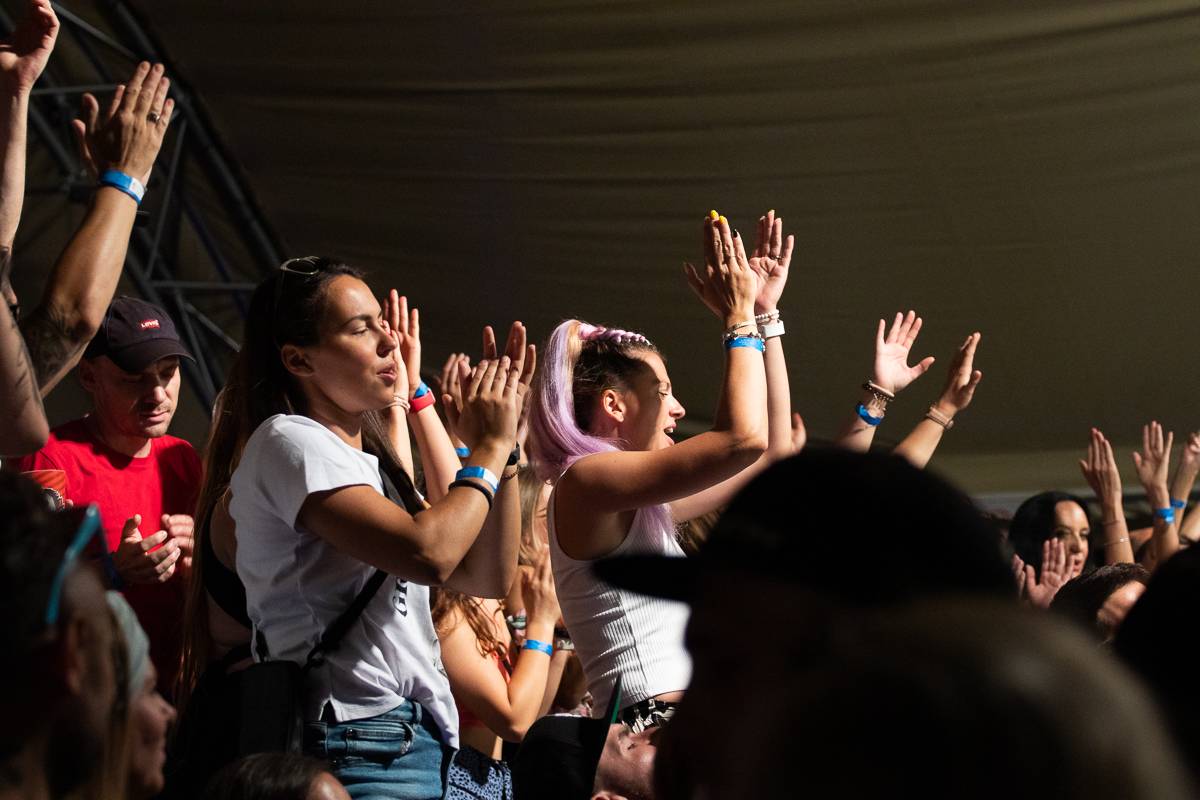 Divočina na Občanské plovárně. Skyline jí otřásli v základech