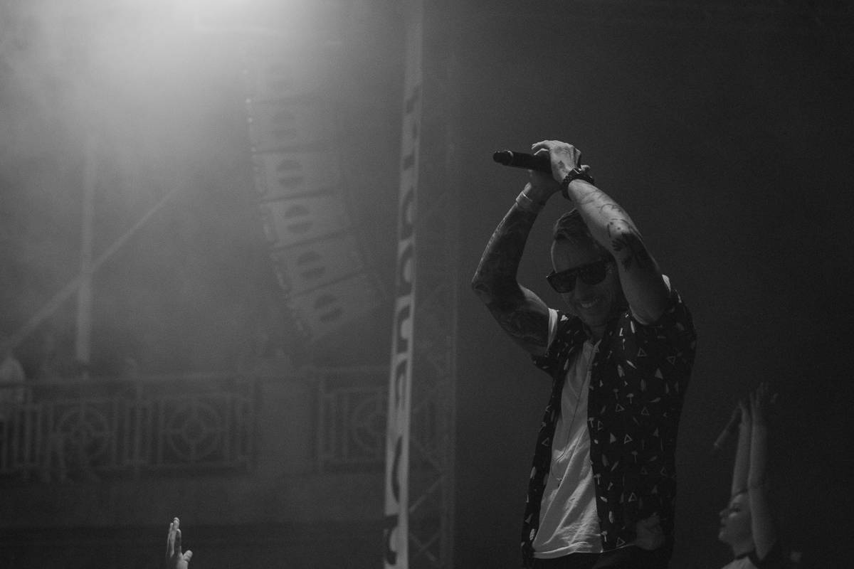 Divočina na Občanské plovárně. Skyline jí otřásli v základech