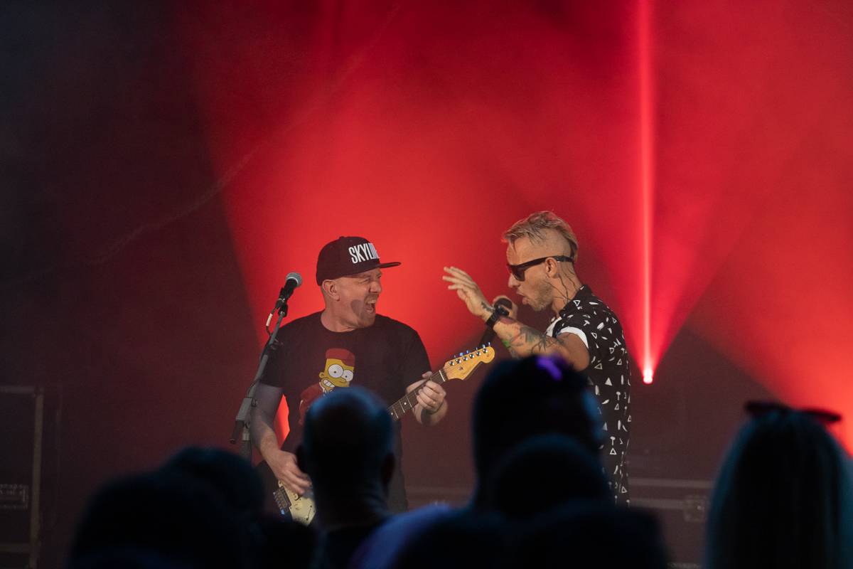 Divočina na Občanské plovárně. Skyline jí otřásli v základech