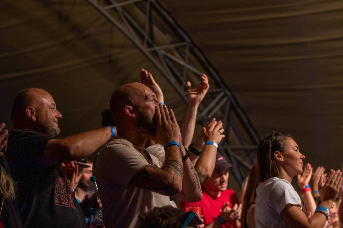 Divočina na Občanské plovárně. Skyline jí otřásli v základech
