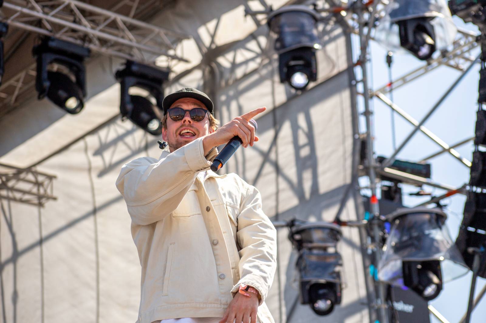 Třpytivý Grape Festival přivítal M83, Annet X i Paulieho Garanda se Zeou