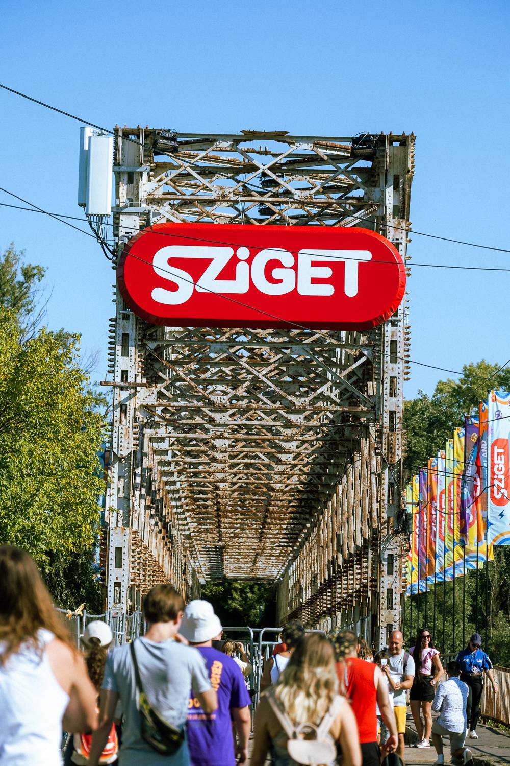 Macklemore obdivoval na Szigetu krásné ženy, zpěvačka Amyl and the Sniffers plivala na pódiu a Lorde zklamala