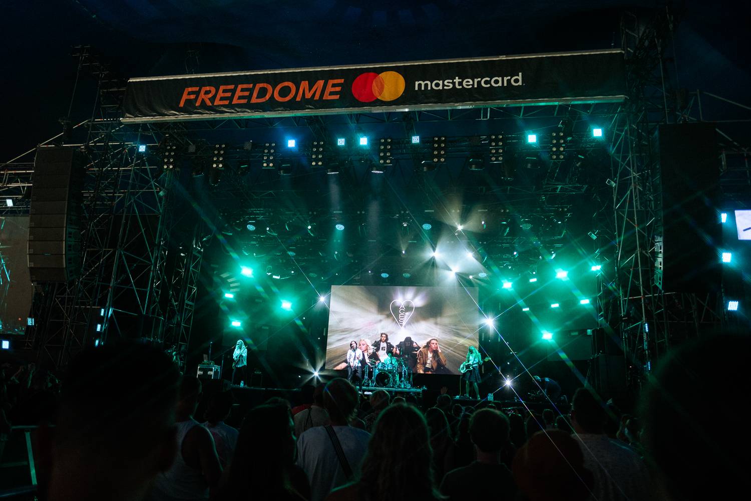 Macklemore obdivoval na Szigetu krásné ženy, zpěvačka Amyl and the Sniffers plivala na pódiu a Lorde zklamala