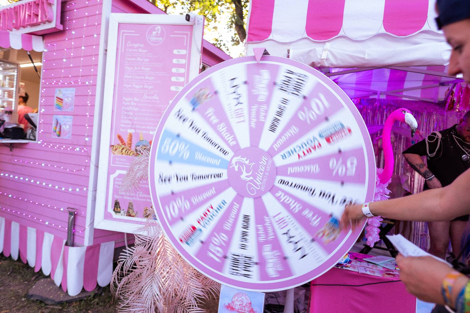 Macklemore obdivoval na Szigetu krásné ženy, zpěvačka Amyl and the Sniffers plivala na pódiu a Lorde zklamala