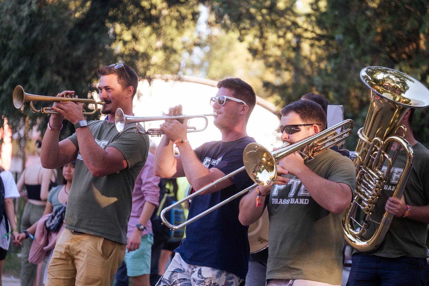 Macklemore obdivoval na Szigetu krásné ženy, zpěvačka Amyl and the Sniffers plivala na pódiu a Lorde zklamala