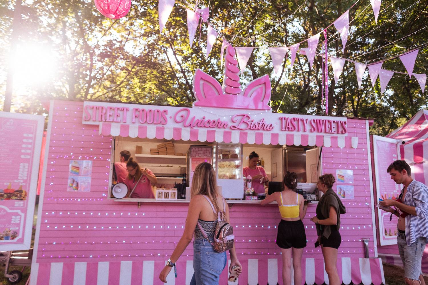 Macklemore obdivoval na Szigetu krásné ženy, zpěvačka Amyl and the Sniffers plivala na pódiu a Lorde zklamala