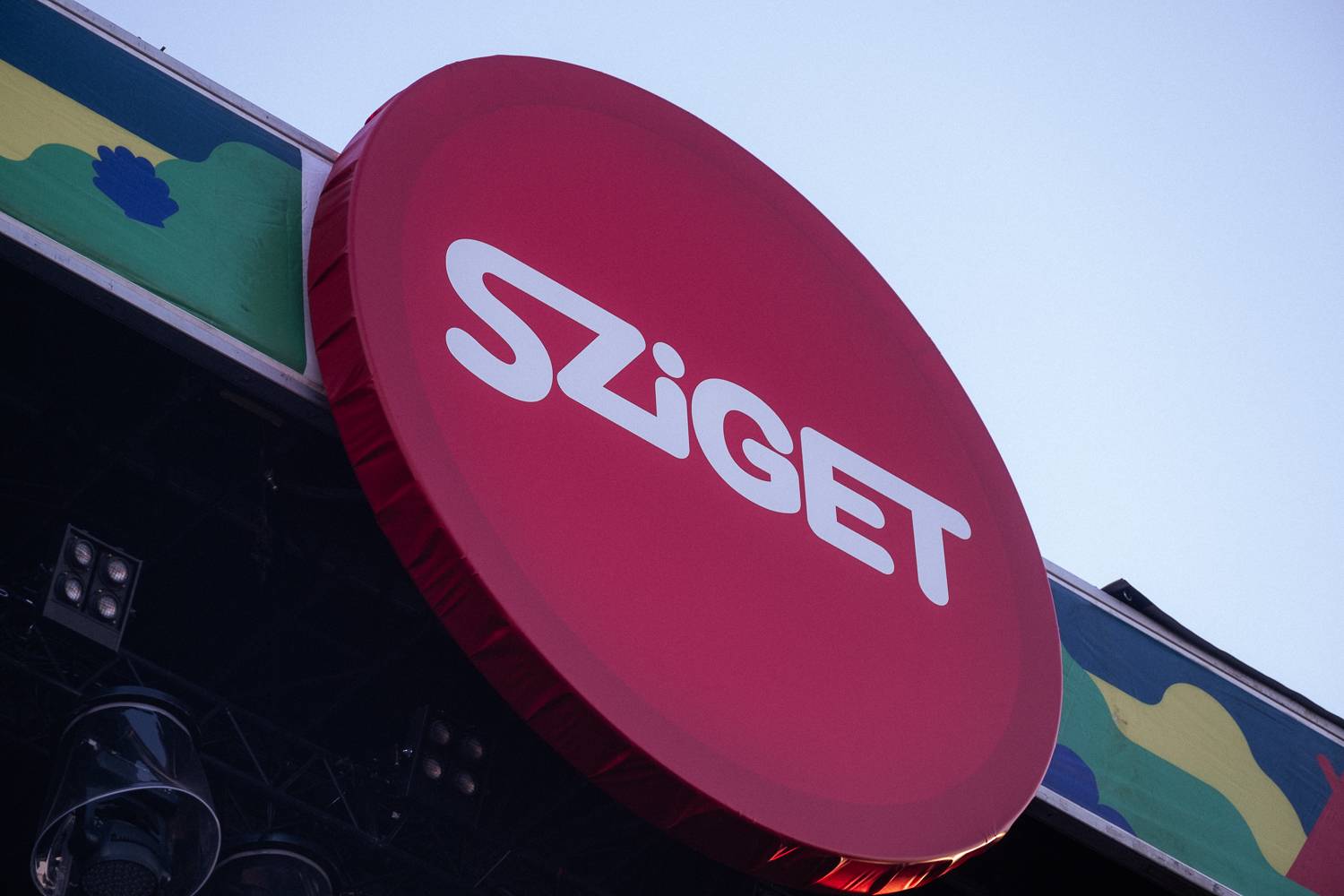 Macklemore obdivoval na Szigetu krásné ženy, zpěvačka Amyl and the Sniffers plivala na pódiu a Lorde zklamala