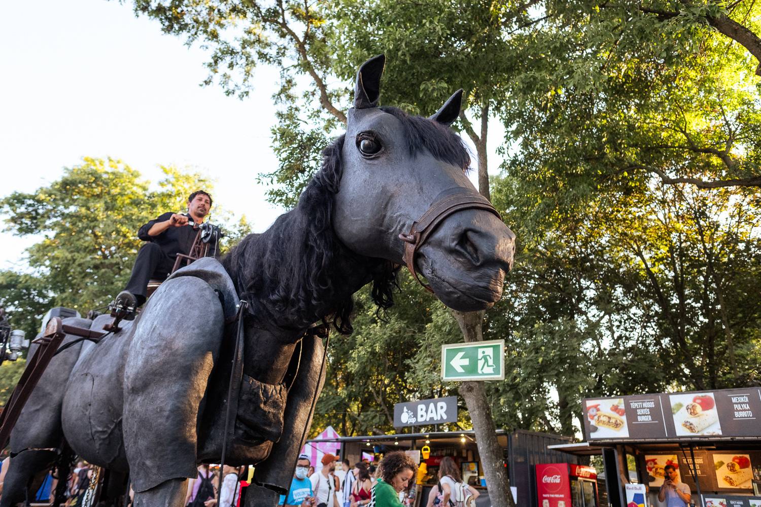 Macklemore obdivoval na Szigetu krásné ženy, zpěvačka Amyl and the Sniffers plivala na pódiu a Lorde zklamala