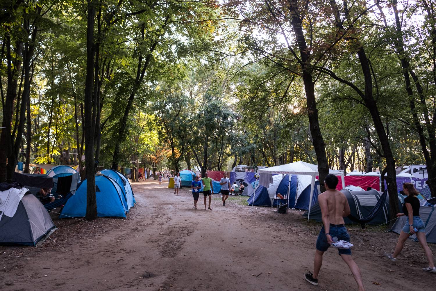 Macklemore obdivoval na Szigetu krásné ženy, zpěvačka Amyl and the Sniffers plivala na pódiu a Lorde zklamala