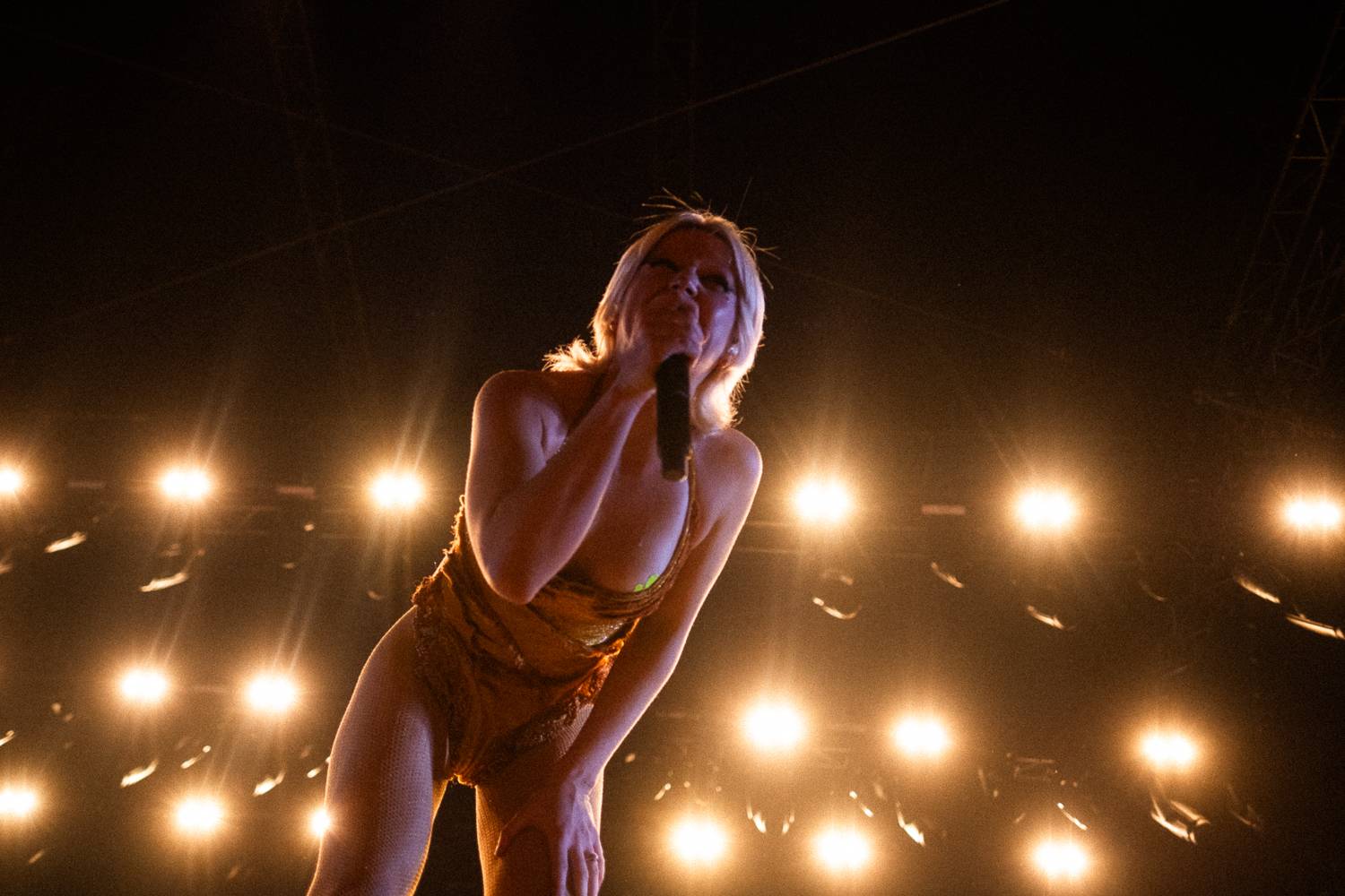 Macklemore obdivoval na Szigetu krásné ženy, zpěvačka Amyl and the Sniffers plivala na pódiu a Lorde zklamala