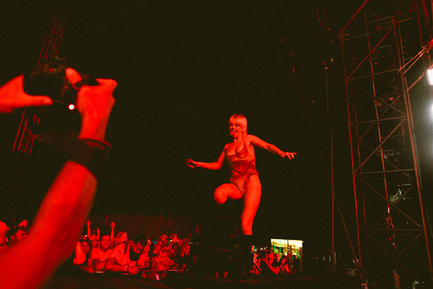 Macklemore obdivoval na Szigetu krásné ženy, zpěvačka Amyl and the Sniffers plivala na pódiu a Lorde zklamala
