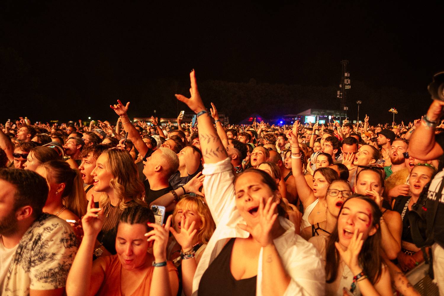 Macklemore obdivoval na Szigetu krásné ženy, zpěvačka Amyl and the Sniffers plivala na pódiu a Lorde zklamala