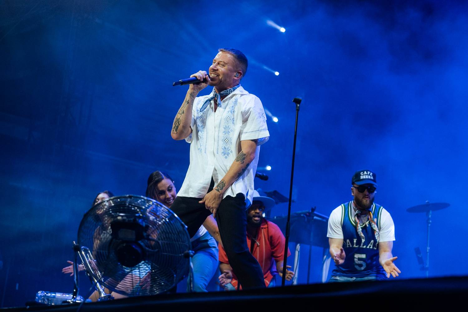 Macklemore obdivoval na Szigetu krásné ženy, zpěvačka Amyl and the Sniffers plivala na pódiu a Lorde zklamala