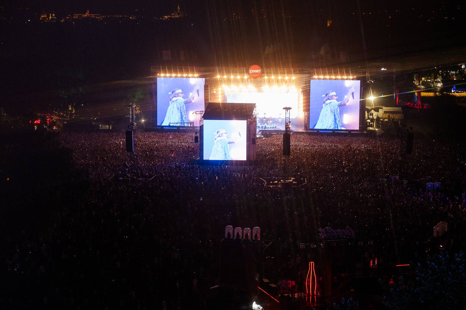 Macklemore obdivoval na Szigetu krásné ženy, zpěvačka Amyl and the Sniffers plivala na pódiu a Lorde zklamala