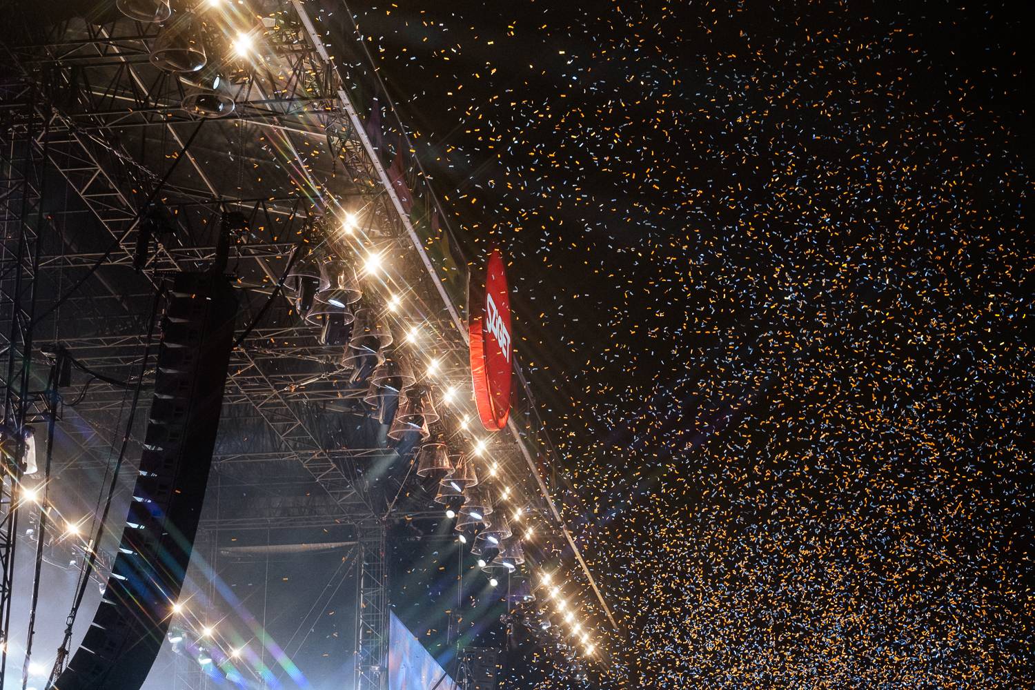 Macklemore obdivoval na Szigetu krásné ženy, zpěvačka Amyl and the Sniffers plivala na pódiu a Lorde zklamala