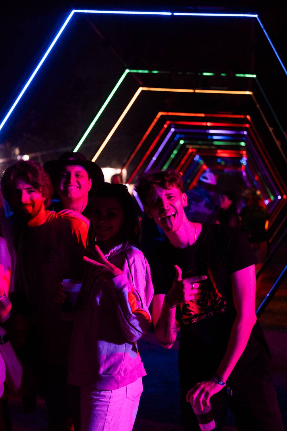 Macklemore obdivoval na Szigetu krásné ženy, zpěvačka Amyl and the Sniffers plivala na pódiu a Lorde zklamala