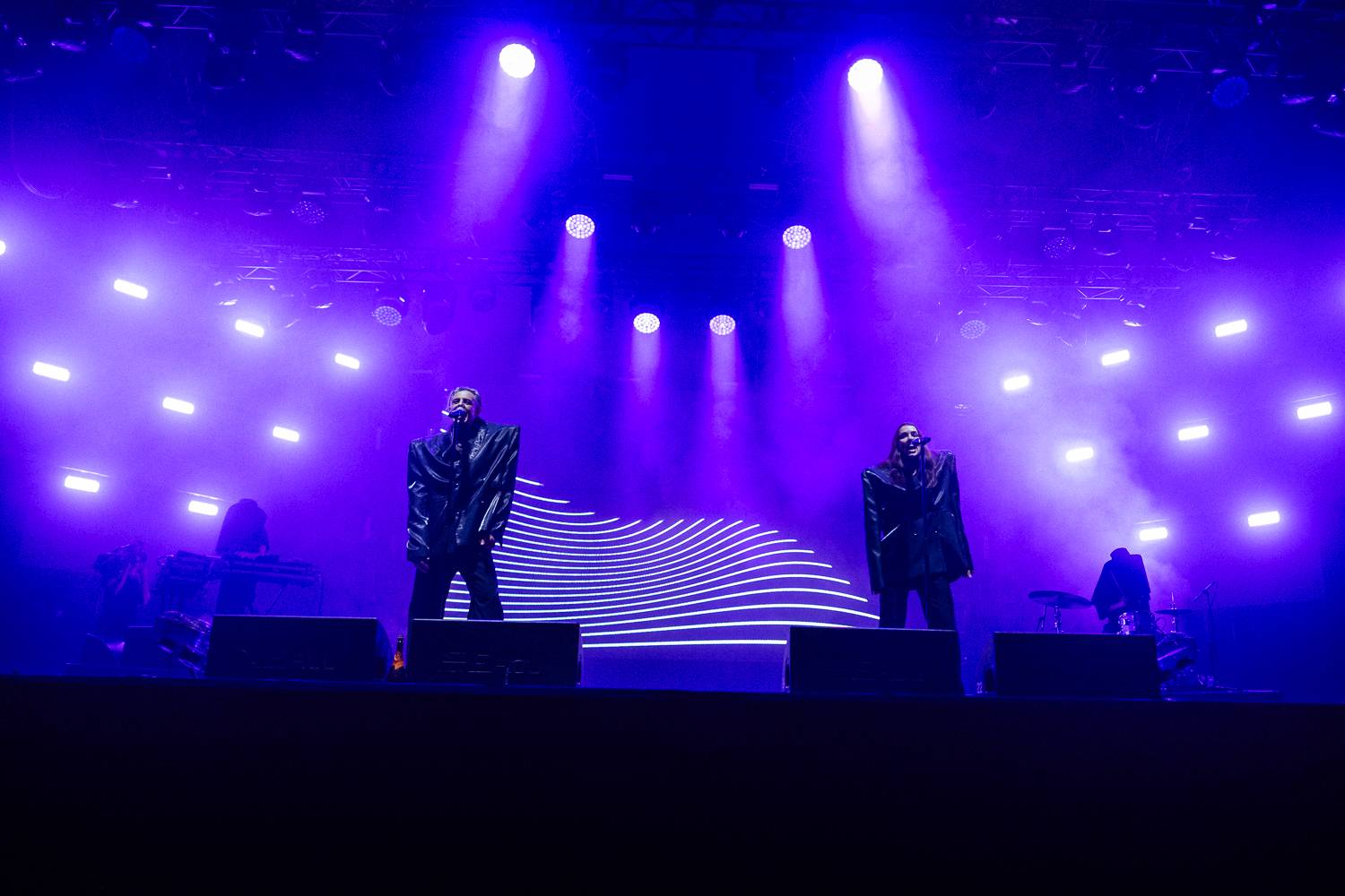 Macklemore obdivoval na Szigetu krásné ženy, zpěvačka Amyl and the Sniffers plivala na pódiu a Lorde zklamala