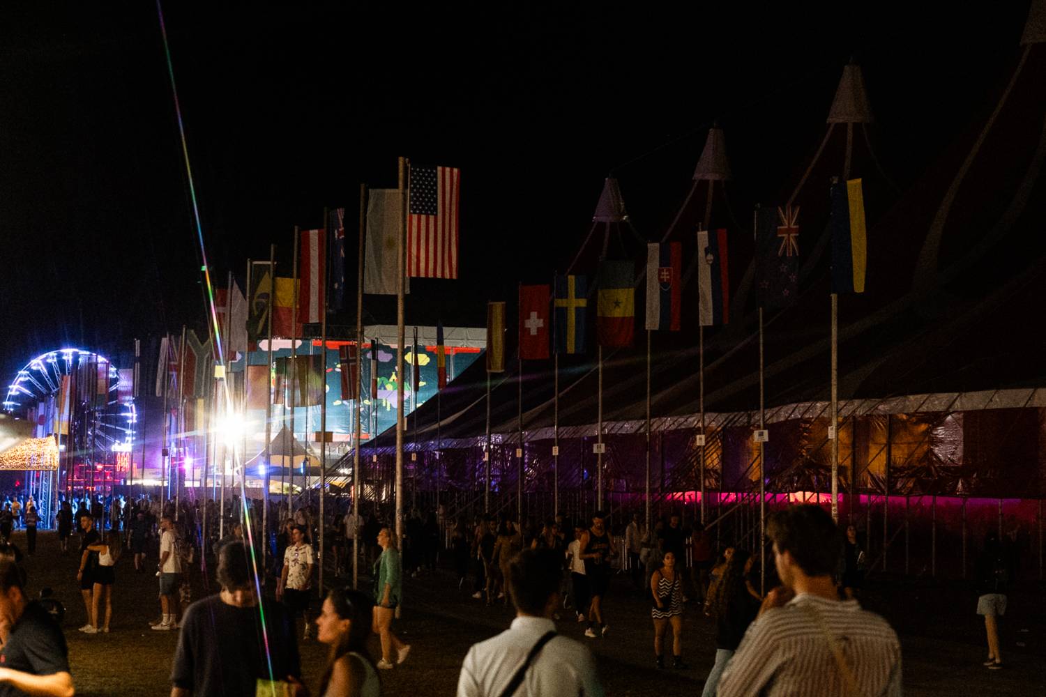 Macklemore obdivoval na Szigetu krásné ženy, zpěvačka Amyl and the Sniffers plivala na pódiu a Lorde zklamala