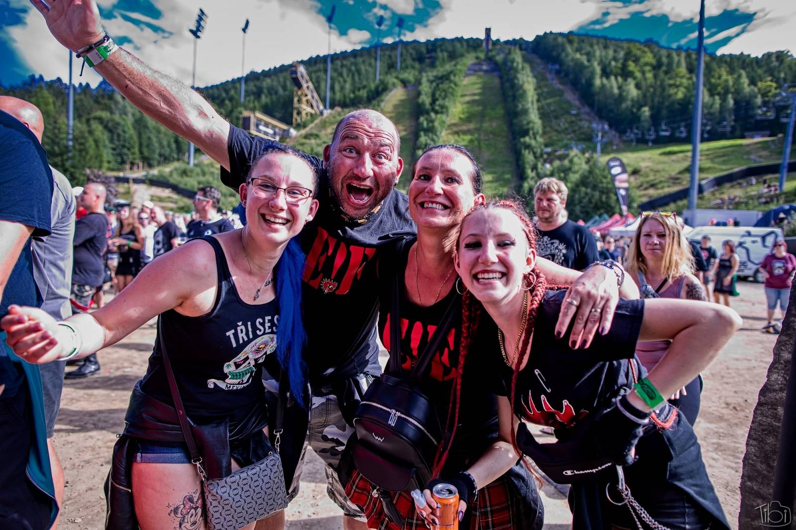 Pod skokanskými můstky v Harrachově se zpívalo. Keltská noc přivezla Tři sestry, Totální nasazení i E!E