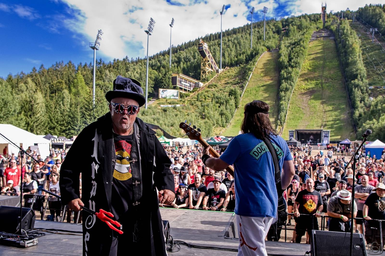 Pod skokanskými můstky v Harrachově se zpívalo. Keltská noc přivezla Tři sestry, Totální nasazení i E!E