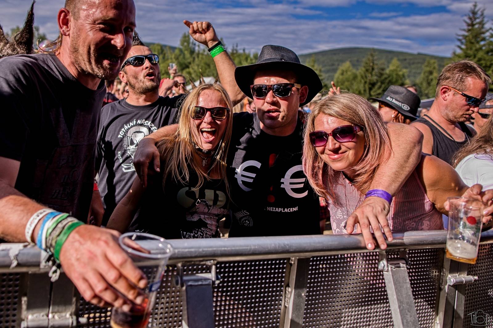 Pod skokanskými můstky v Harrachově se zpívalo. Keltská noc přivezla Tři sestry, Totální nasazení i E!E