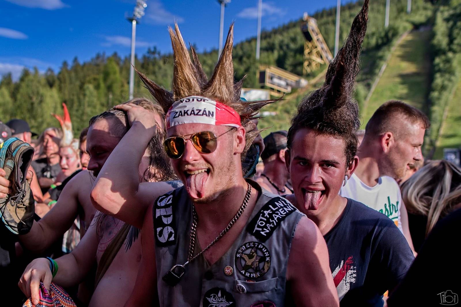 Pod skokanskými můstky v Harrachově se zpívalo. Keltská noc přivezla Tři sestry, Totální nasazení i E!E