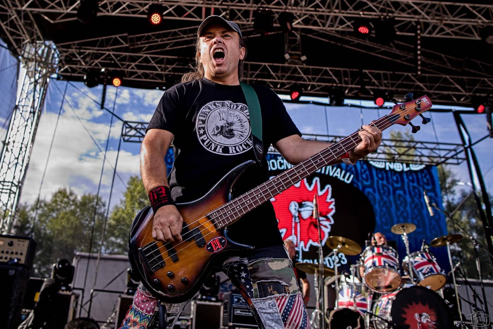 Pod skokanskými můstky v Harrachově se zpívalo. Keltská noc přivezla Tři sestry, Totální nasazení i E!E