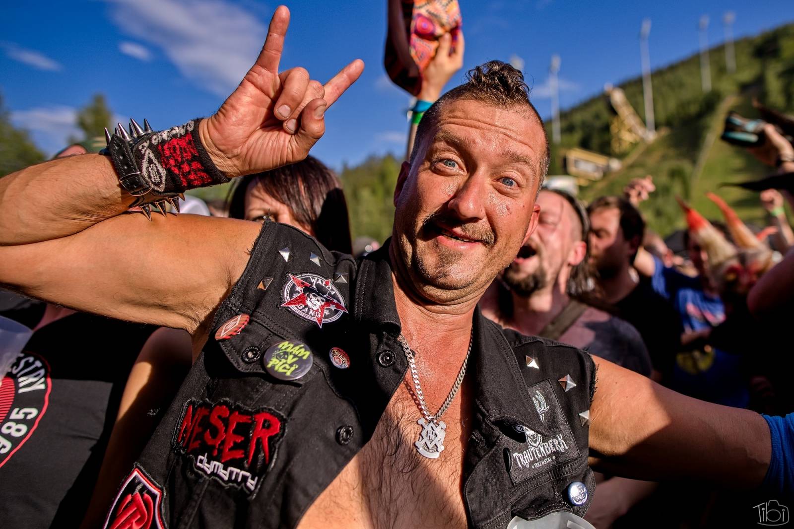 Pod skokanskými můstky v Harrachově se zpívalo. Keltská noc přivezla Tři sestry, Totální nasazení i E!E