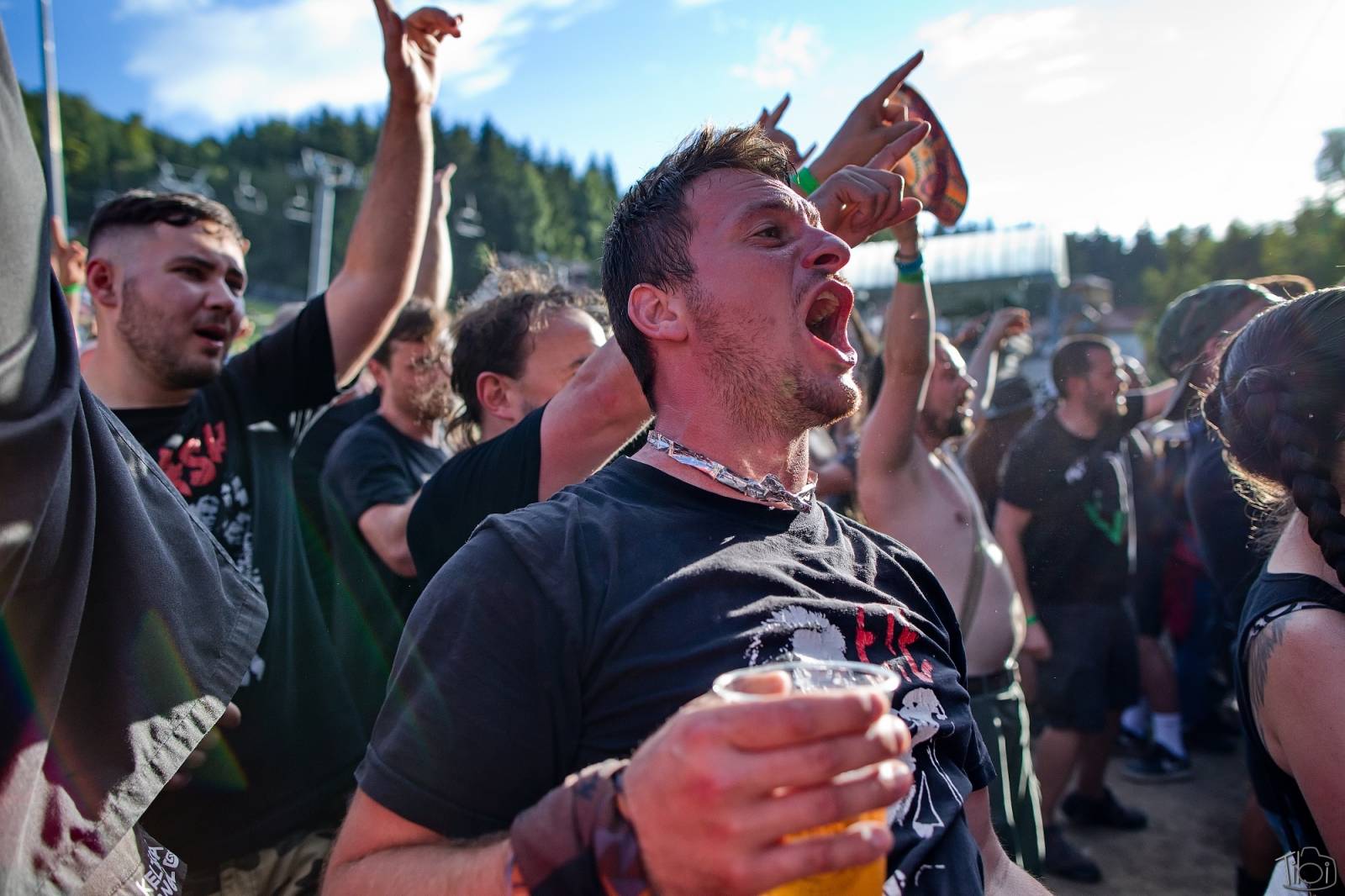 Pod skokanskými můstky v Harrachově se zpívalo. Keltská noc přivezla Tři sestry, Totální nasazení i E!E