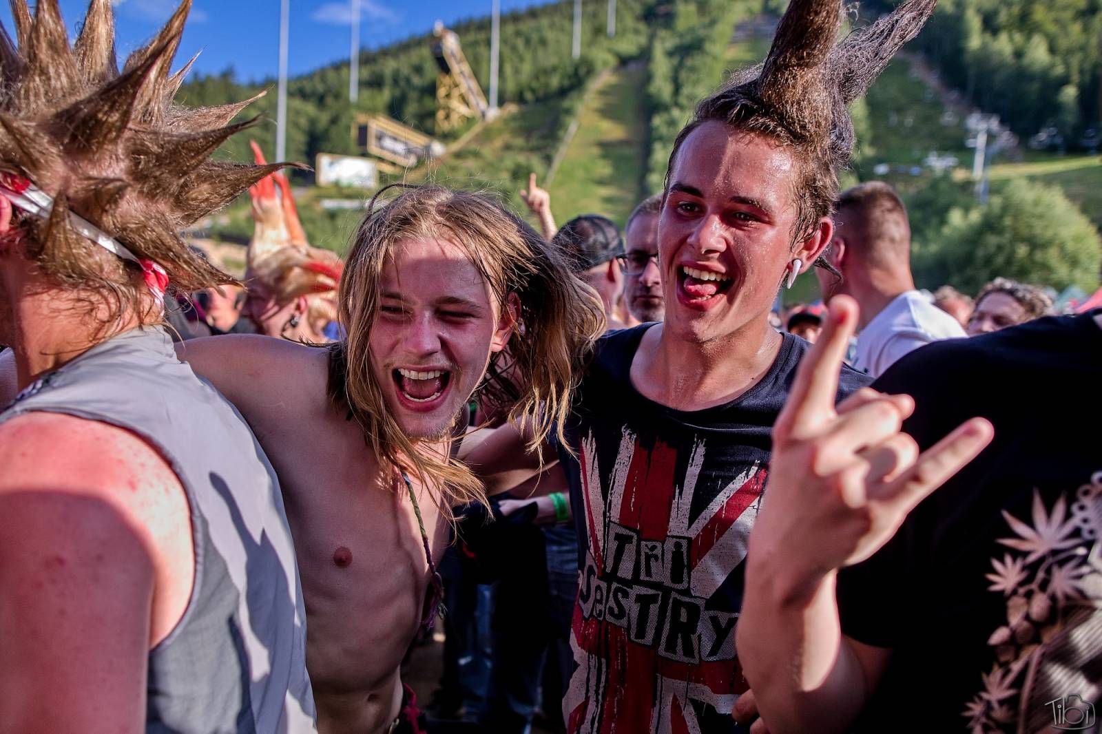 Pod skokanskými můstky v Harrachově se zpívalo. Keltská noc přivezla Tři sestry, Totální nasazení i E!E