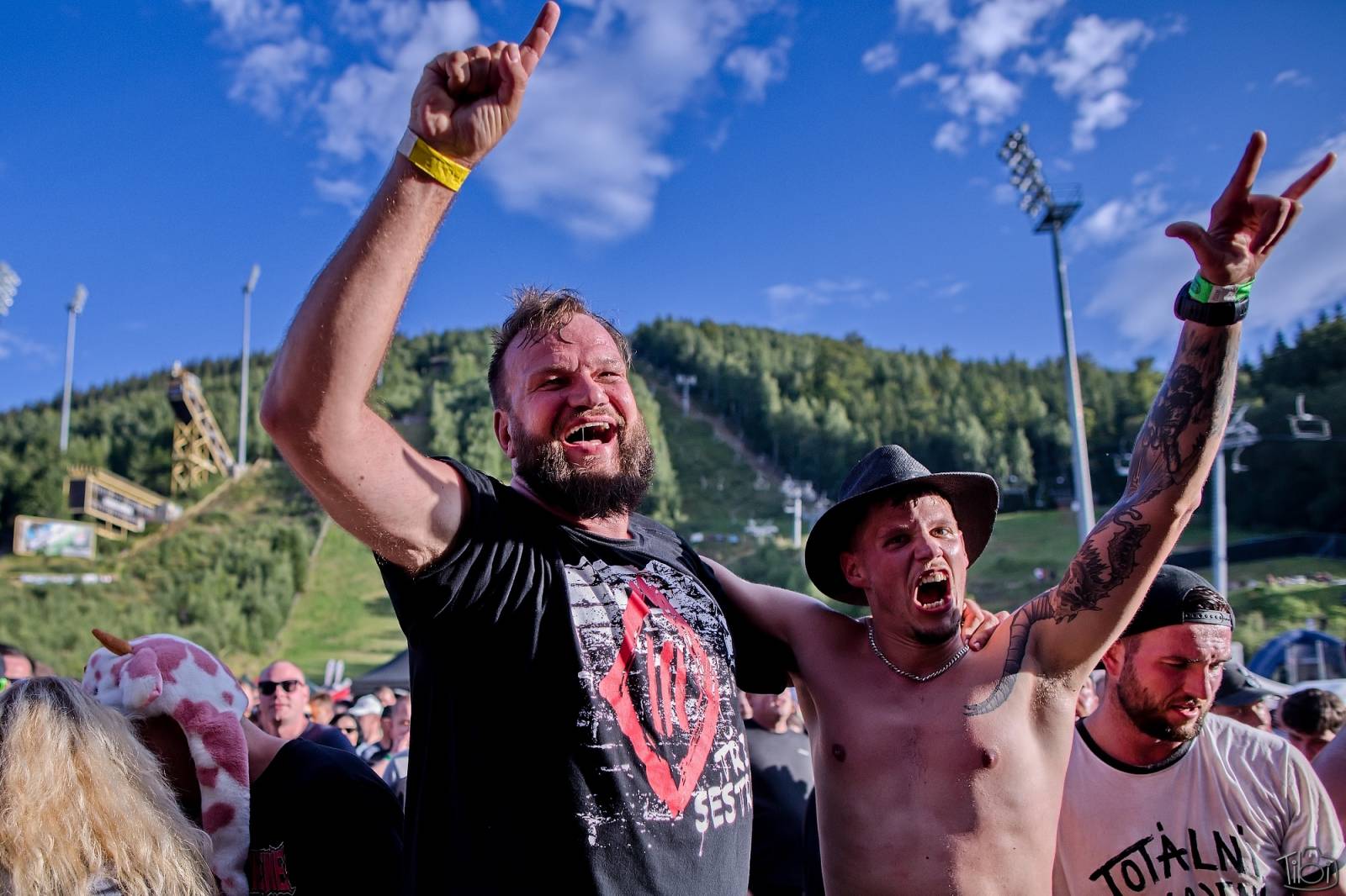 Pod skokanskými můstky v Harrachově se zpívalo. Keltská noc přivezla Tři sestry, Totální nasazení i E!E