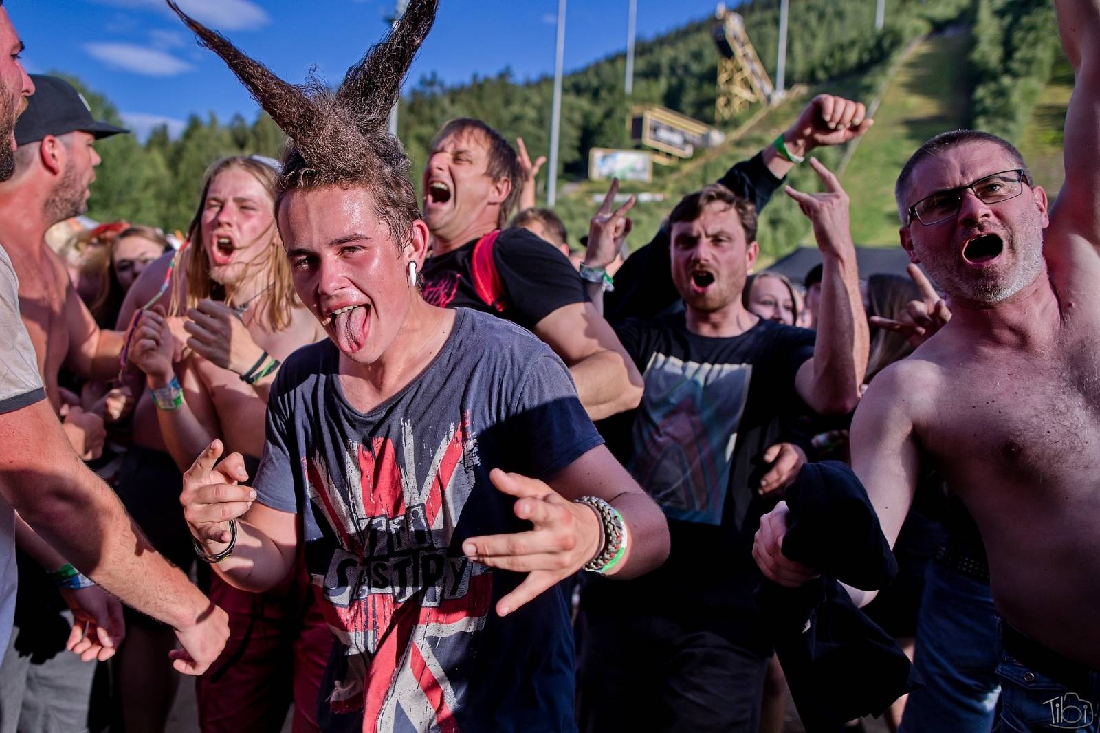 Pod skokanskými můstky v Harrachově se zpívalo. Keltská noc přivezla Tři sestry, Totální nasazení i E!E